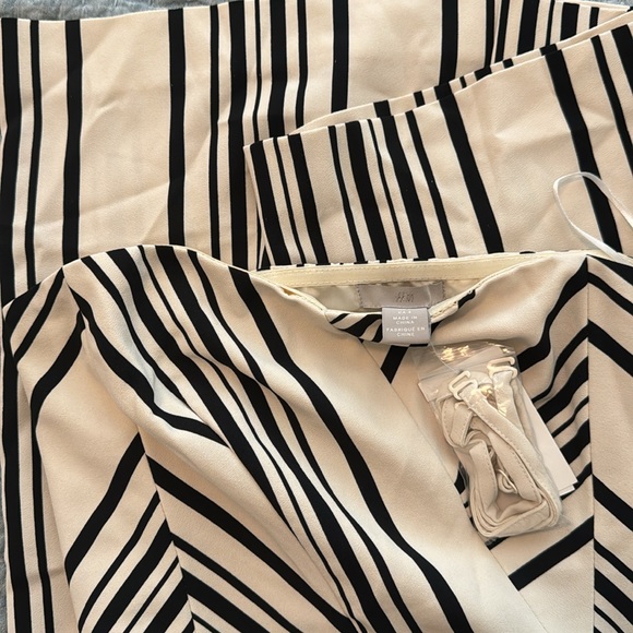 NWT H&M Striped Jumpsuit. Size 4 - Picture 3 of 4